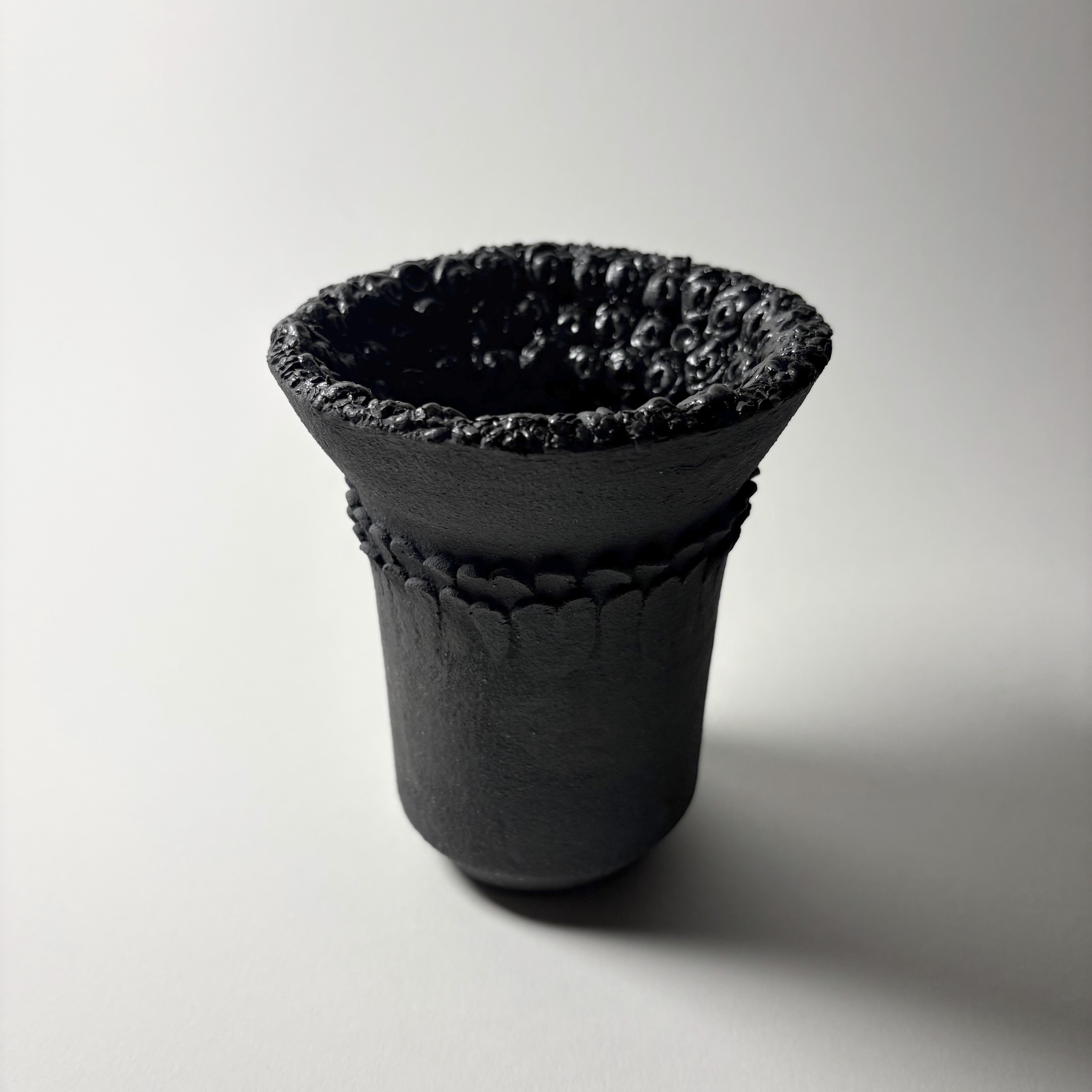 spicygem studs vase black Mサイズ Avigail Remak Ceramics | Dark Holding Vase | Poet and the Bench