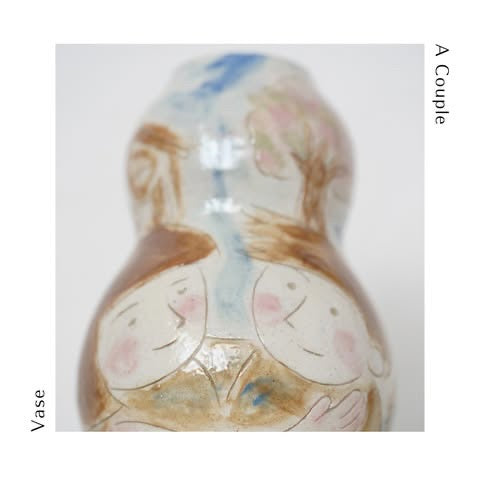 A vase showing the happy couple in love, lured by the spring weather. Cherry blossoms bloom from the boy's head. Cherry blossoms dance down to cover the girl's head house. It's really beautiful.