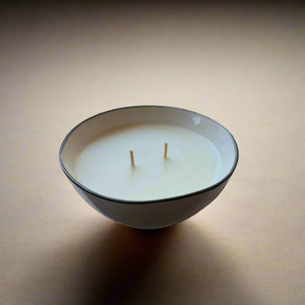 Seductive candle with non-toxic fragrance in vegetable wax in a reusable porcelain bowl. Dreammaker by Poet and the Bench