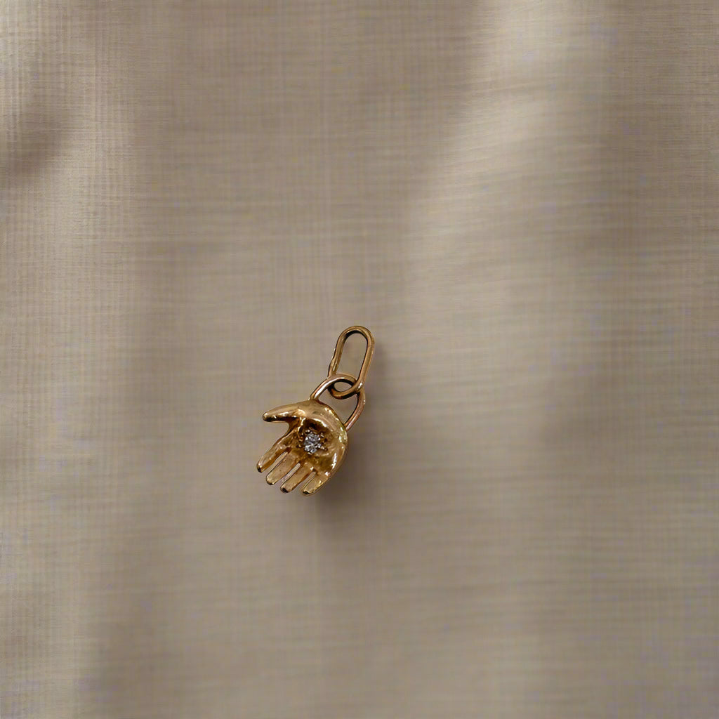 Siri Hansdotter / Charm / Child Hand with Diamond