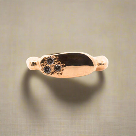 The salt and pepper diamonds in the Maeva melty signet ring, combined with the mirror 14K yellow gold finish, make a beautiful statement.