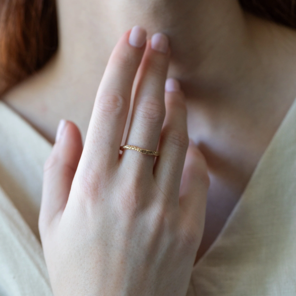 Siri Hansdotter / Ring / Fern Leaf Narrow Textured Band