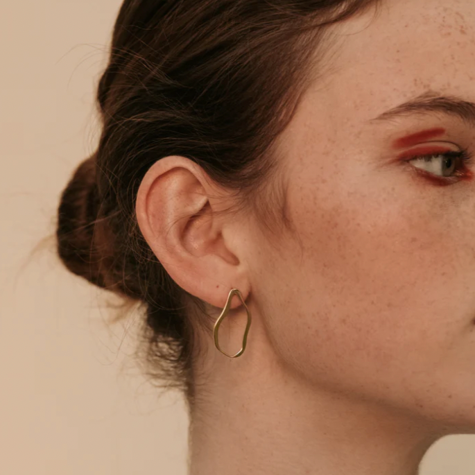 The star of the Hollow Beauty collection. The Freddie small post earring is a delicate, open and curvaceous shape.