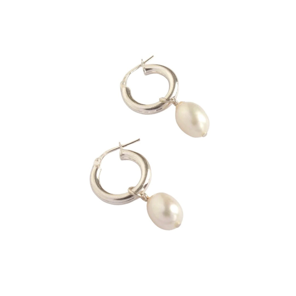 The Amy in mini size are a pretty pearl hoop earring pair featuring freshwater cultured pearls. An oval shape with an&nbsp;ethereal opalescence, making for the perfect gift or a refined personal amulet.