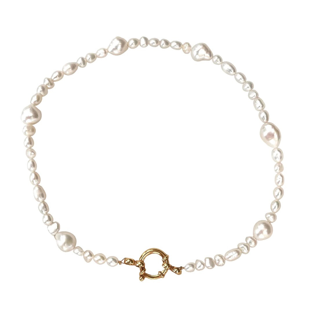 Wear this freshwater pearls choker necklace by Yellow Jewelry as your personal freedom of expression!