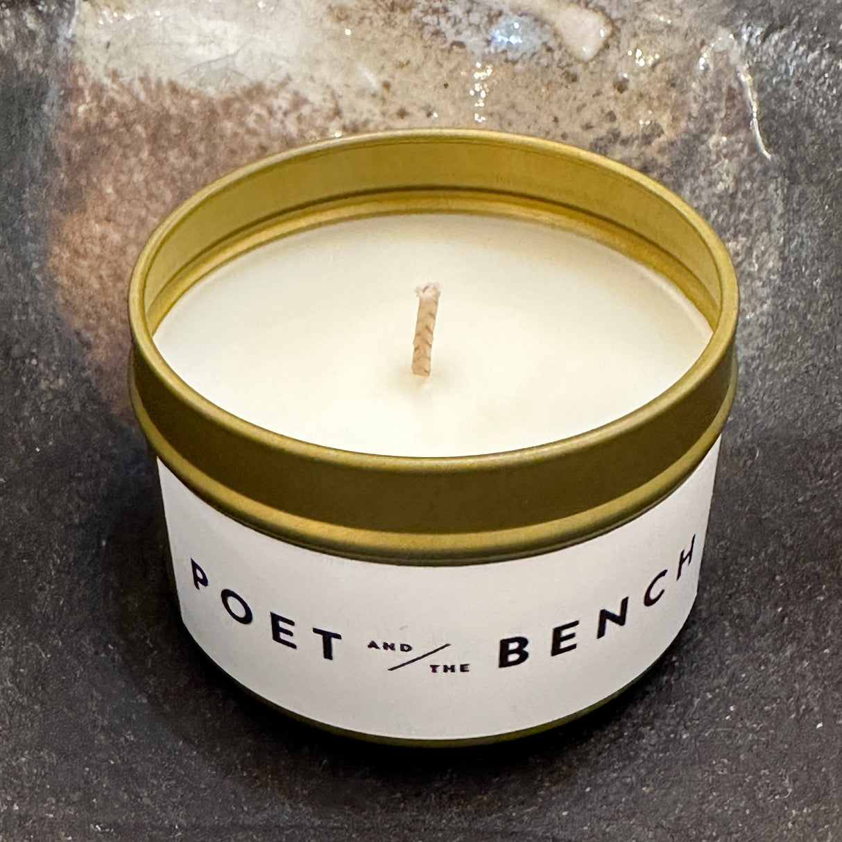 No 11 travel candle with sensual, alluring and spirited notes of Jasmine, sweet pea, white rose, tree barks, sandalwood, vanilla, ambrette, tobacco and black pepper.