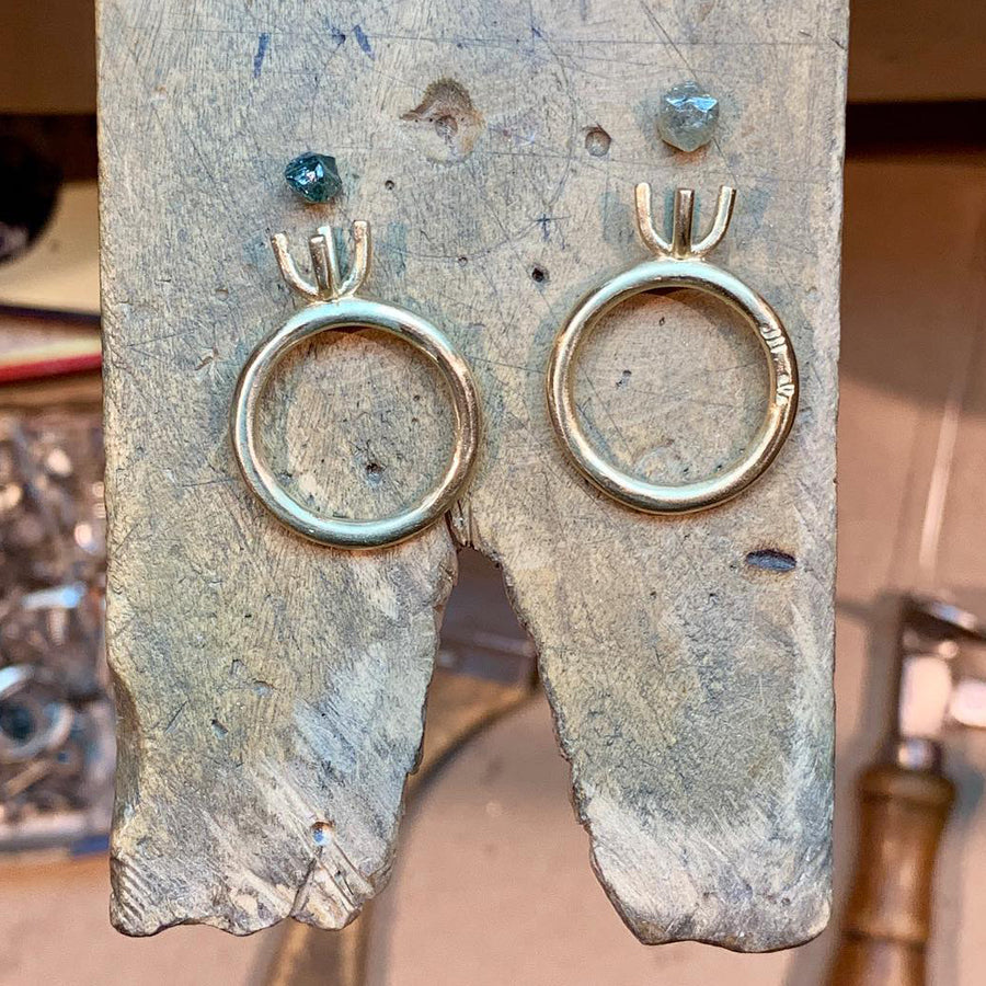 A different style of engagement ring with an octahedron rough diamond, options in light grey and nearly black diamond, in a thick prong setting in 14k gold. Designed by Jeffery Levin for a more edgy aesthetic.