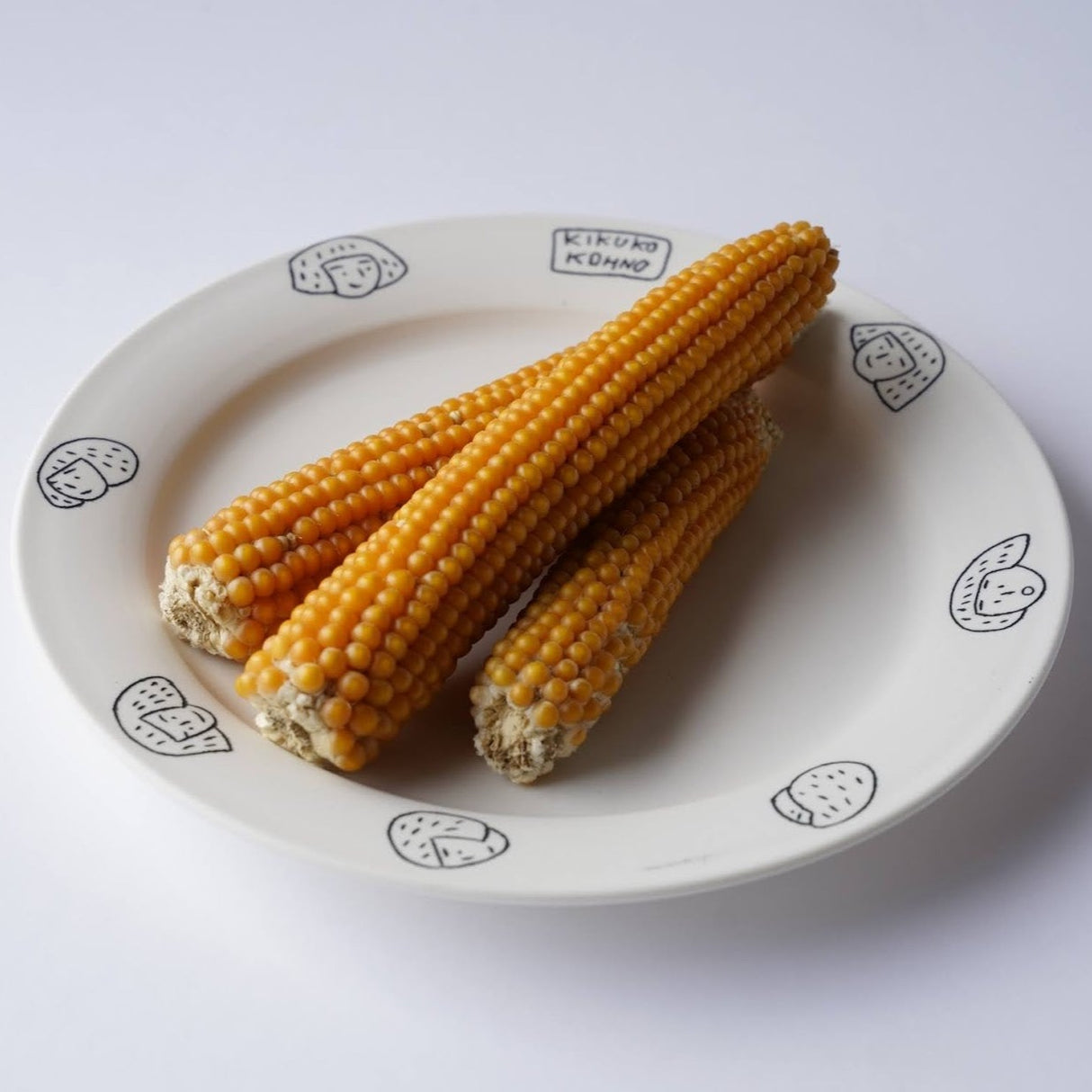 Large porcelain plate with rim for beautiful presentation. Decorated with Japanese characters from Kikuko Kohno's imagination.