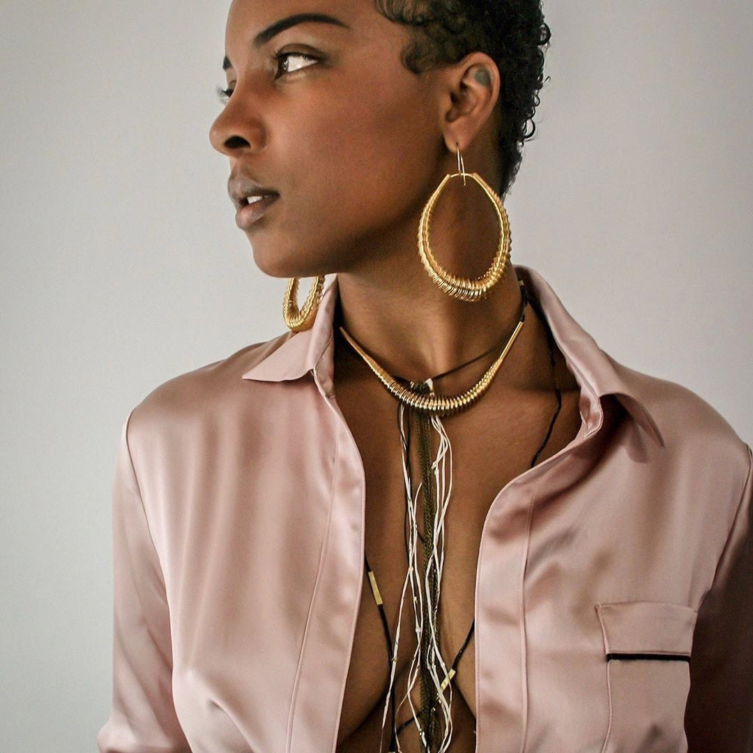 This is one of our fave necklaces in a collar version with its gathering of long chain and Japanese paper.