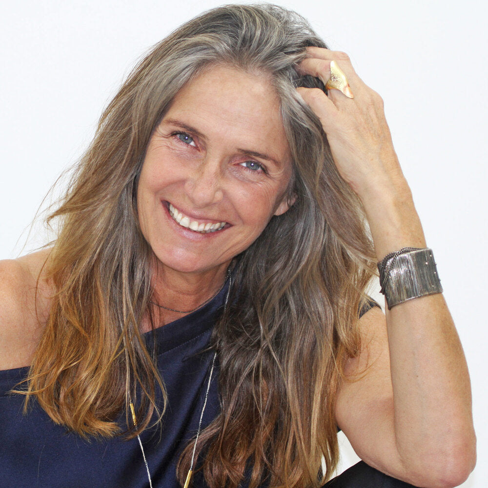 Maddalena Bearzi designed a knuckle ring inspired by a tree nodule ("nodulo d’albero" in the language of the designer) in a wildfire.