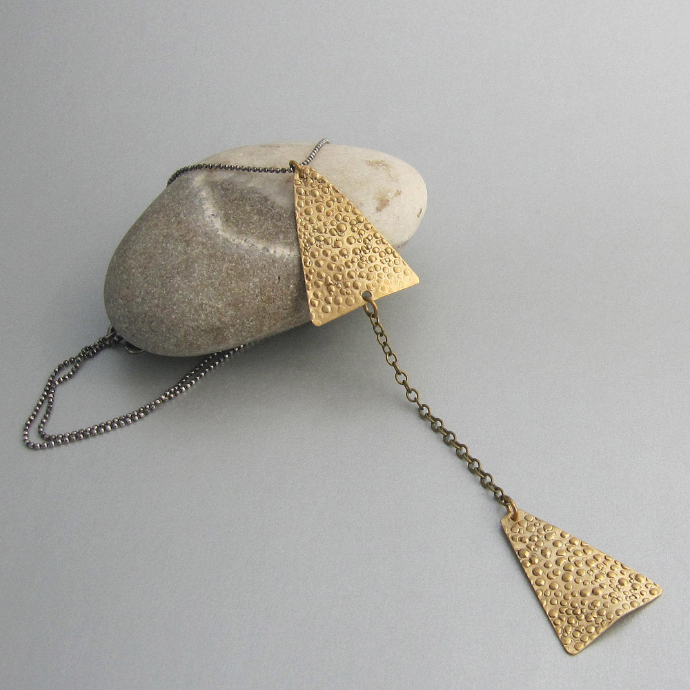 Ninety percent of large predatory fishes have disappeared from the world's oceans in the past half century, with devastating results. A “pesce affamto” (hungry fish in English) inspired Maddalena Bearzi in the design of this distinctive necklace.