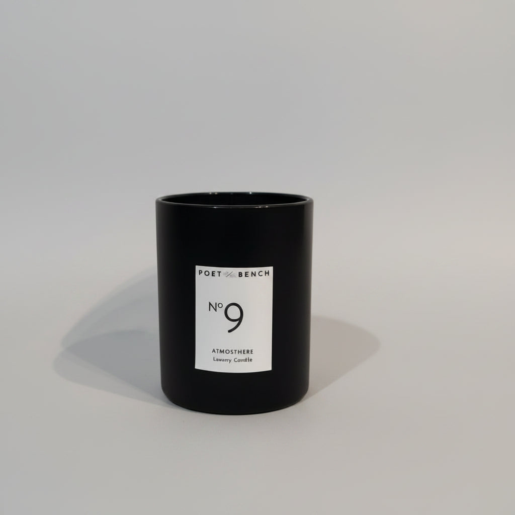 Black atmosphere candle with warm and sensual notes of black pepper, rose geranium and clove