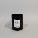Black atmosphere candle with warm and sensual notes of black pepper, rose geranium and clove
