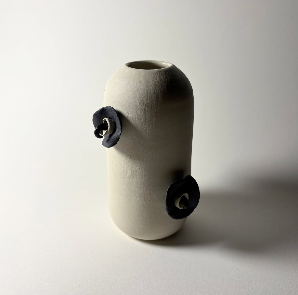 Avigail Remak / Ceramics / Vase / Narrow Petals and Claws