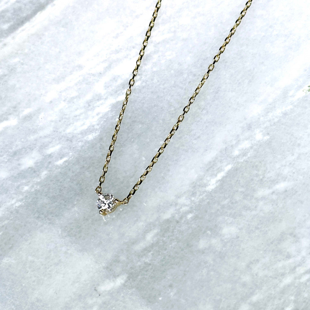 A shimmering solitaire diamond to wear every single day.