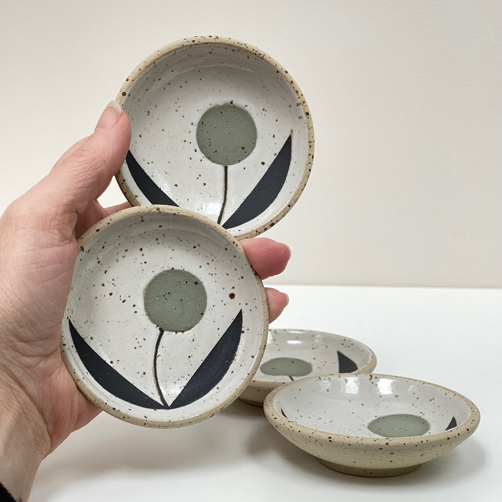 A charming way to serve salt, pepper and chopped herbs, a dipping or soy sauce, nuts, olive pits... or to hold your favorite trinkets (rings and things) on your bedside table. Ceramic dishes by Julems Ceramics