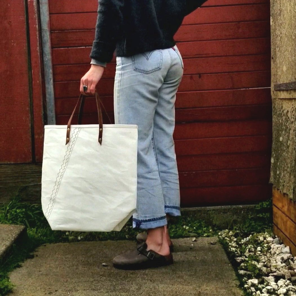 Worn sections, stains, rips and chafe points. A young sailor, designer Emma, celebrates these imperfections in her lightweight, water resistant sail cloth bags.