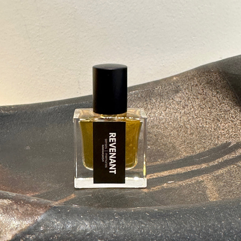 Revenant is an earthy and deep scent. This botanical perfume has key notes of patchouli, raspberry and daphne.