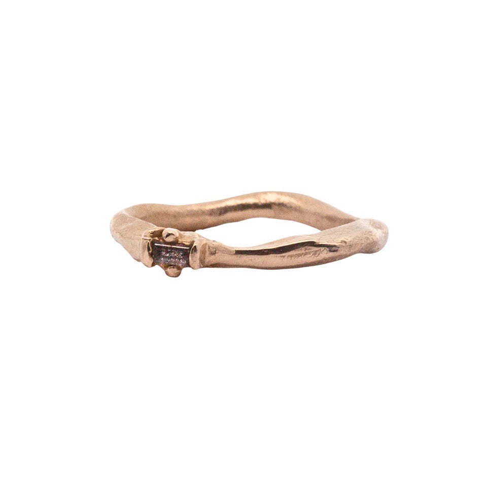 Siri Hansdotter / Ring / Einar Wavy Stacking Band with Diamond Baguettes