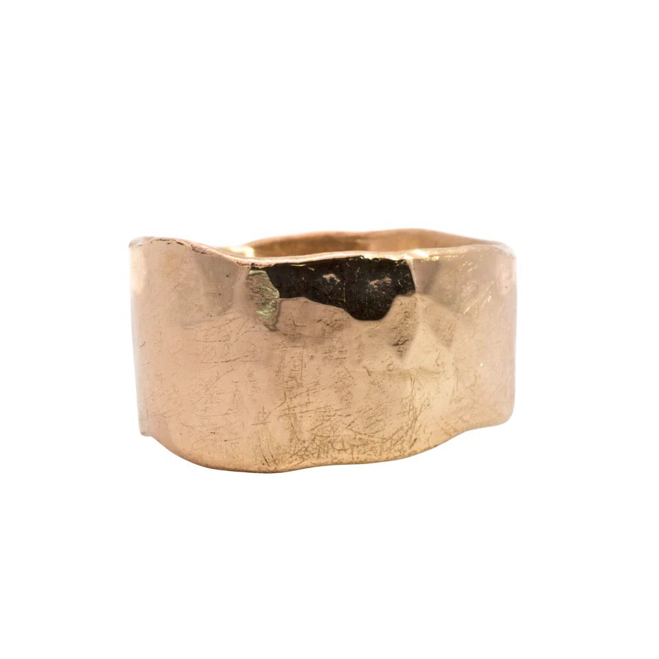A modern interpretation of the cigar band. Siri Hansdotter hand carves the wavy edge band with a subtle scuffed and hammered texture.