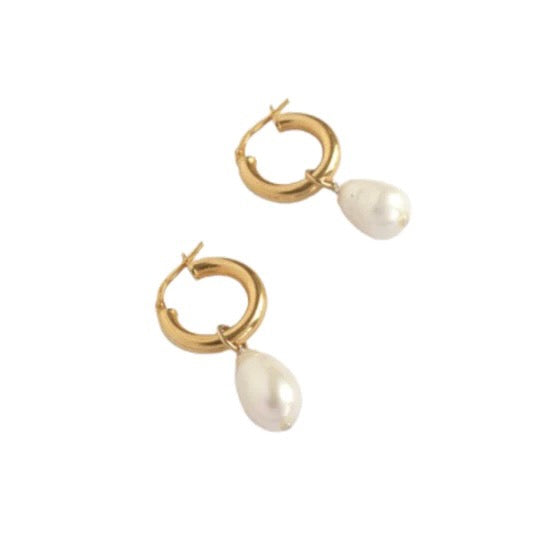 The Amy are a pretty pearl hoop earring pair with their unexpectedly sculptural, freshwater cultured pearls. 