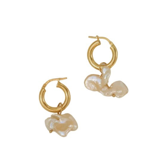 The Camille are a pretty pearl hoop earring pair with their unexpectedly sculptural, freshwater cultured pearls. 