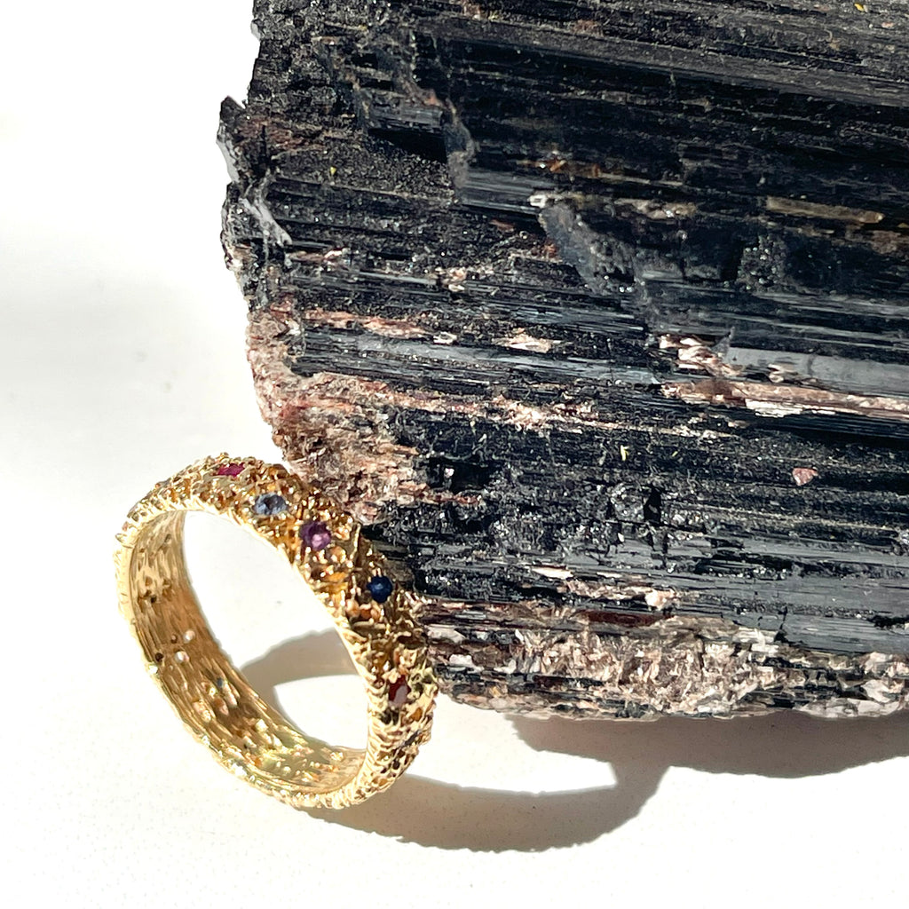 Danielle Welmond / Rings / Yellow Gold Sapphire Etched Band