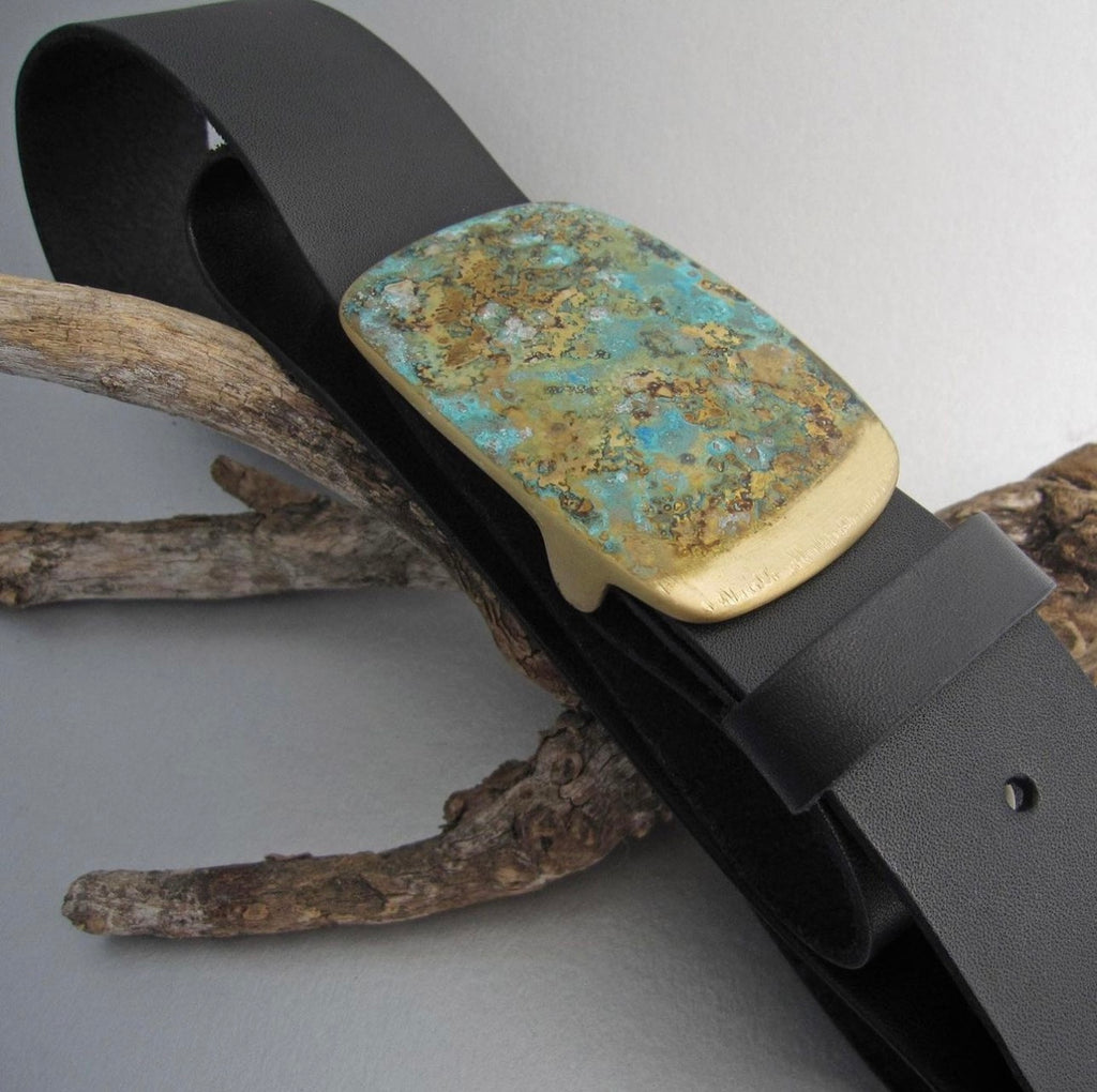 Inspired by reflections on the surface of the water, this distinctive, elegant, unisex and eco-friendly belt with its one of a kind buckle is a must-have accessory.