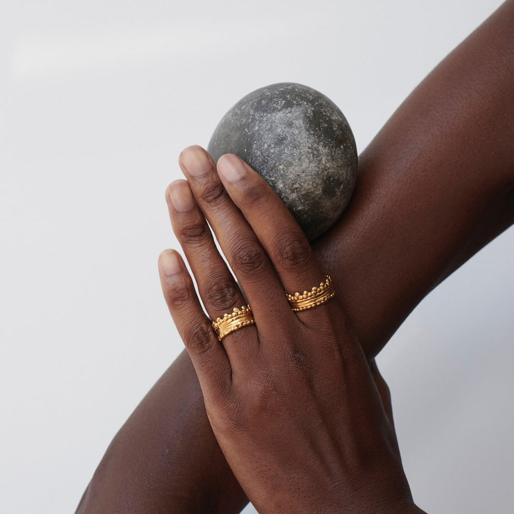 Péla the ring was inspired by intricate Andean beadwork, where tiny glass beads become sculptures in themselves. 