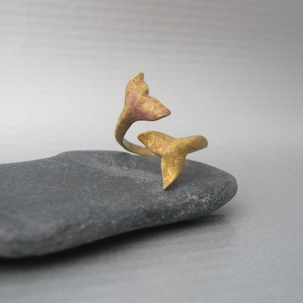 Two wild whales ready to dive into the water at sunset inspired the design of this adjustable and elegant ring. 