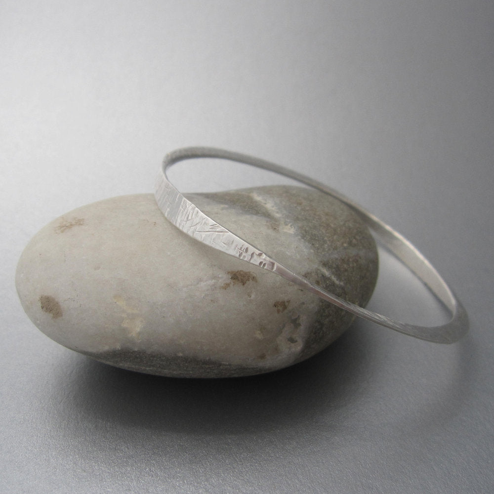 A high tide (“marea alta” in the language of the designer) inspired the design of these unique handmade bangles. The bracelet is elegant by itself, but it creates beautiful “swells” when combined with other "marea alta" bracelets of the same or different metals.