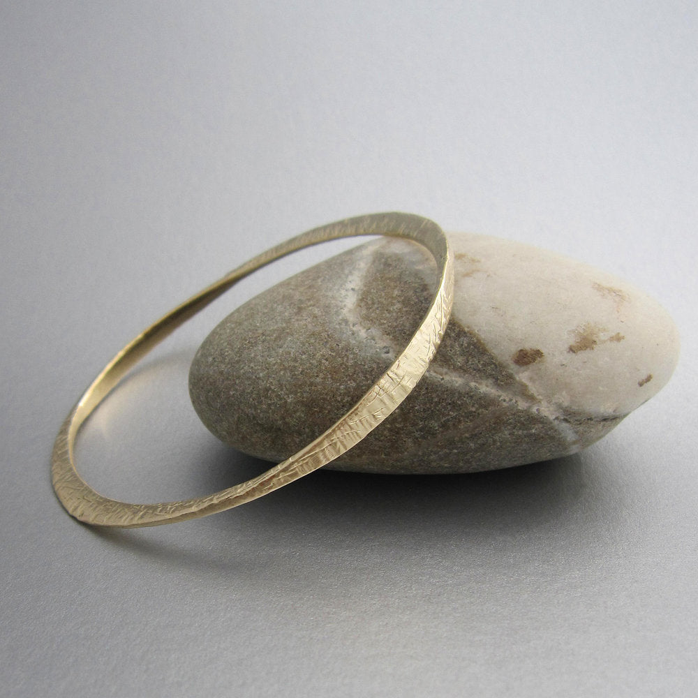 A high tide (“marea alta” in the language of the designer) inspired the design of these unique handmade bangles. The bracelet is elegant by itself, but it creates beautiful “swells” when combined with other "marea alta" bracelets of the same or different metals.