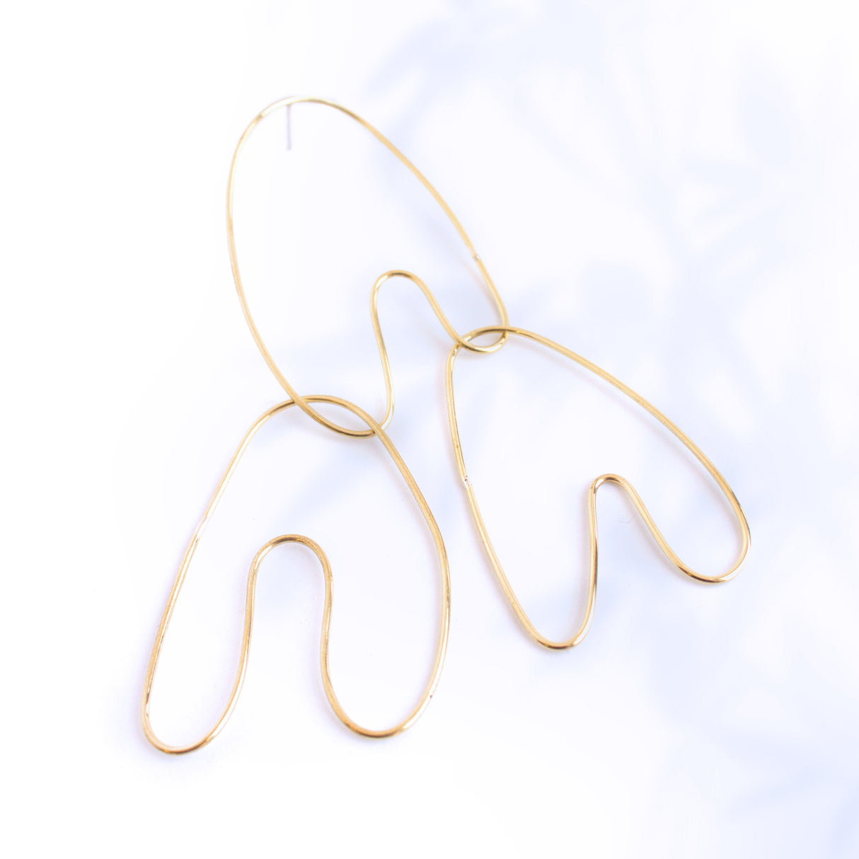 A love story about freedom. The sculptural nature of these delicate earrings flow with the natural curves of the human form.