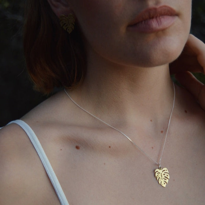 Leaf of the Year necklace, for the love of plants. Did you know that the monstera was the plant featured in Matisse's paintings? The French artist had a Monstera deliciosa collection that inspired several works of art!