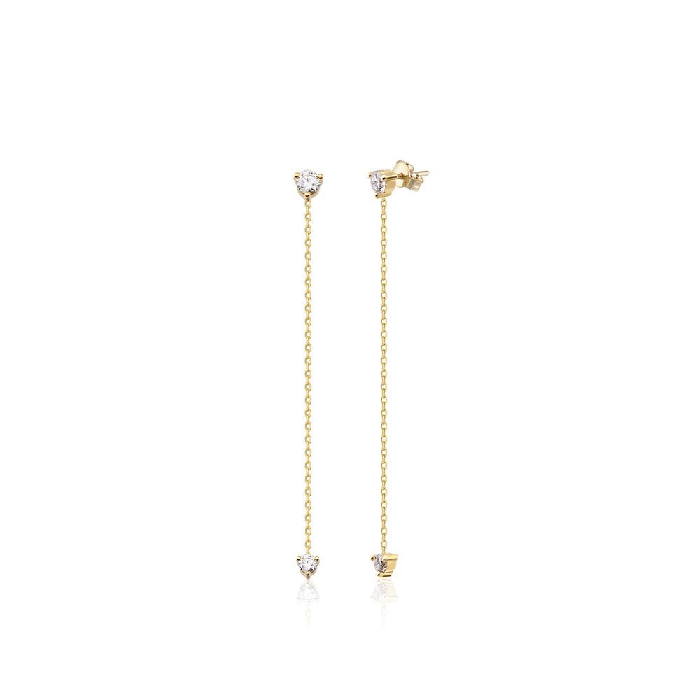 Elegant 14K yellow gold studs feature 2 diamonds on each earring –one at the tip and one at the bottom of the chain– and 5.8mm of hanging chain that add extra dimension and a fierce style. 