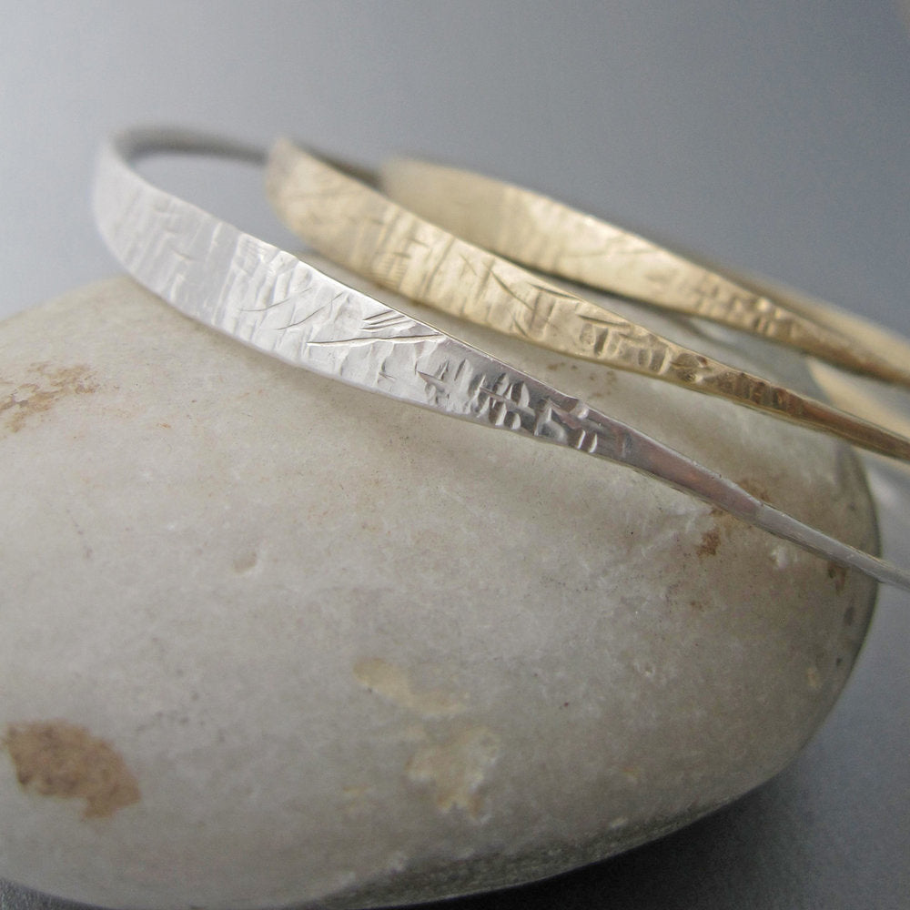 A high tide (“marea alta” in the language of the designer) inspired the design of these unique handmade bangles. The bracelet is elegant by itself, but it creates beautiful “swells” when combined with other "marea alta" bracelets of the same or different metals.
