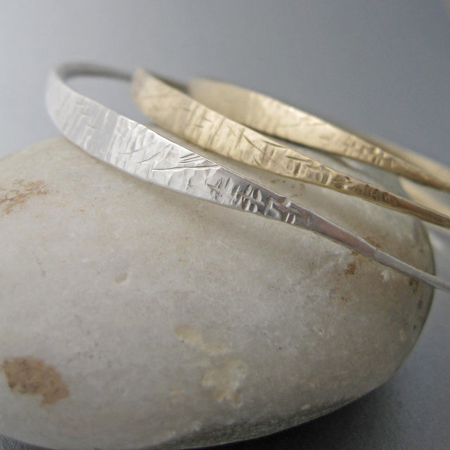 A high tide (“marea alta” in the language of the designer) inspired the design of these unique handmade bangles. The bracelet is elegant by itself, but it creates beautiful “swells” when combined with other "marea alta" bracelets of the same or different metals.
