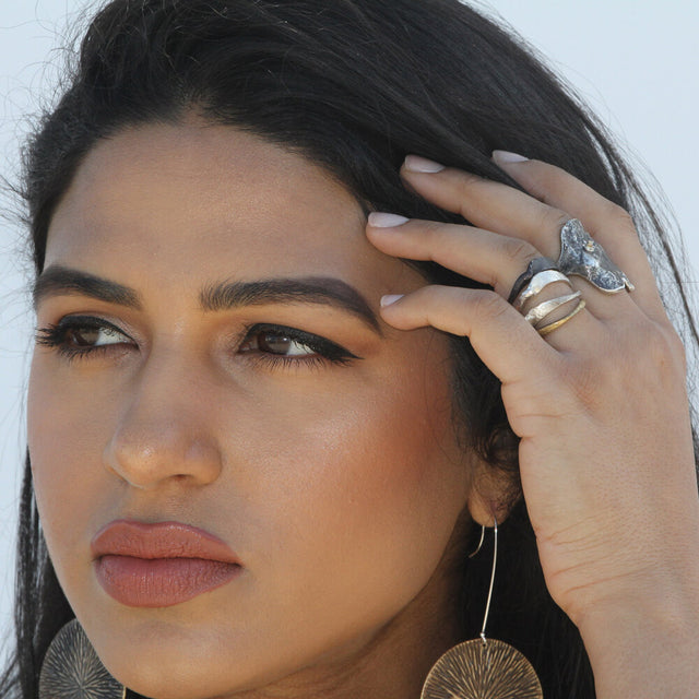 The wave ("onda" in Italian) ring by Maddalena Bearzi is beautiful to wear alone, but it creates elegant ocean swells when combined with other "onda" rings of the same or different metals. Close up shown on model.